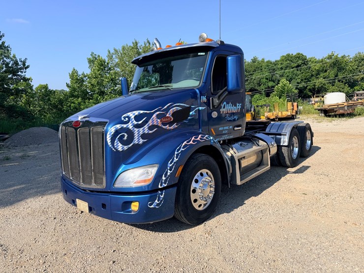 2021-peterbilt-579-image-1