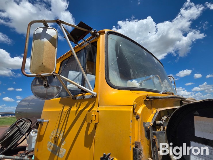 1974-ford-l8000-image-11