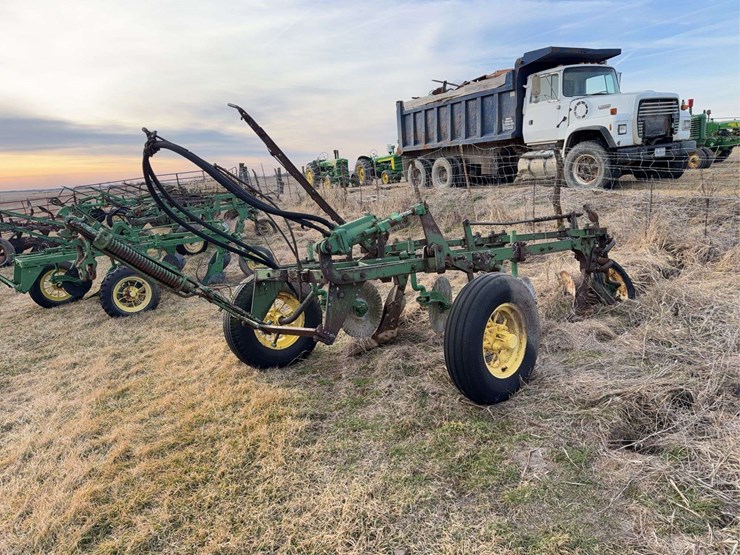 john-deere-pull-type-three-bottom-plow-image-13