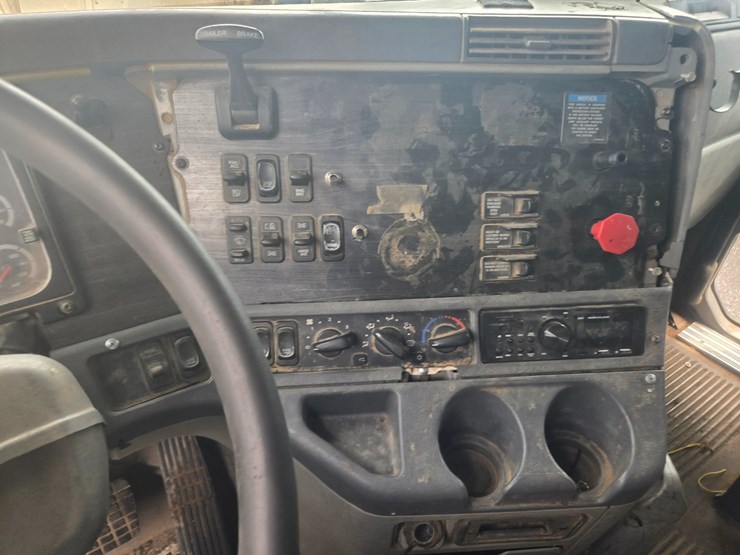2009-freightliner-columbia-120-image-43