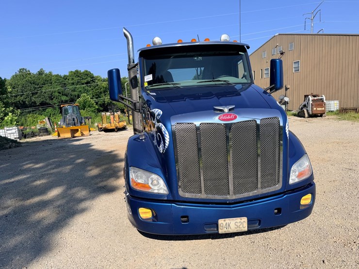 2021-peterbilt-579-image-28