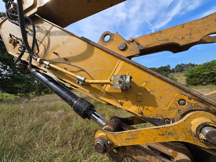 2019-caterpillar-320-image-94