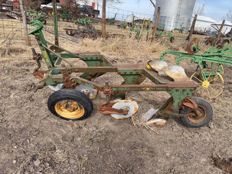john-deere-three-point-three-bottom-plow-image-2