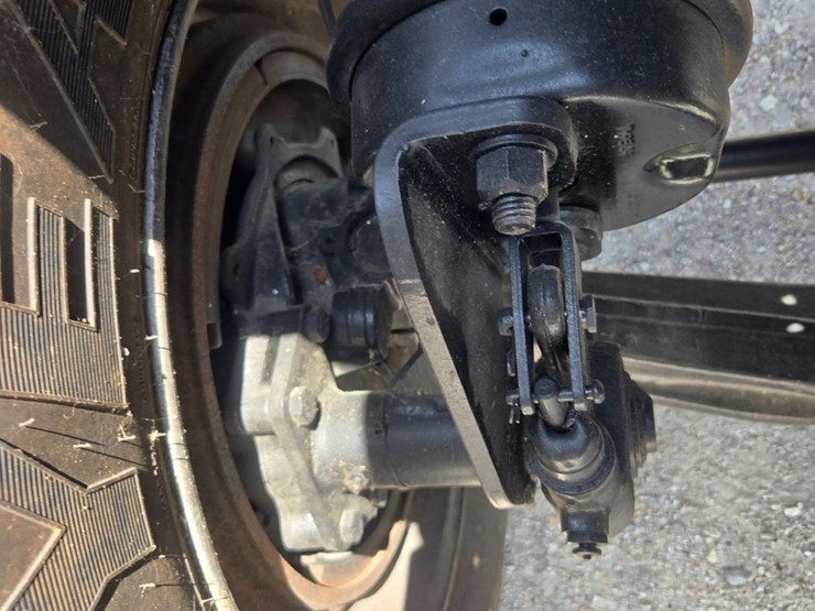 2018-freightliner-m2-106-image-38