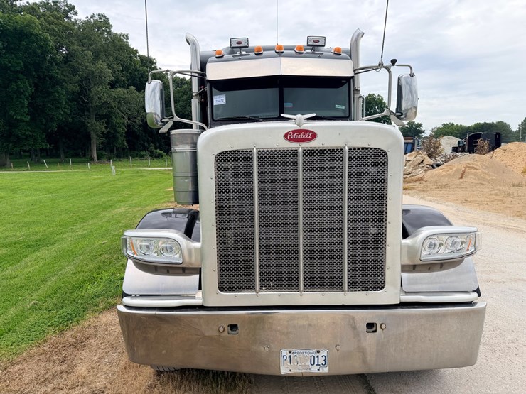 2013-peterbilt-388-image-13