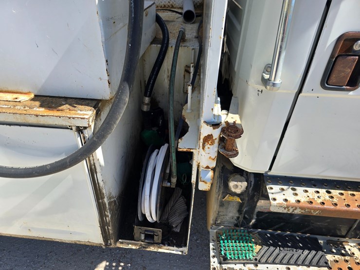 2001-freightliner-fl70-image-75
