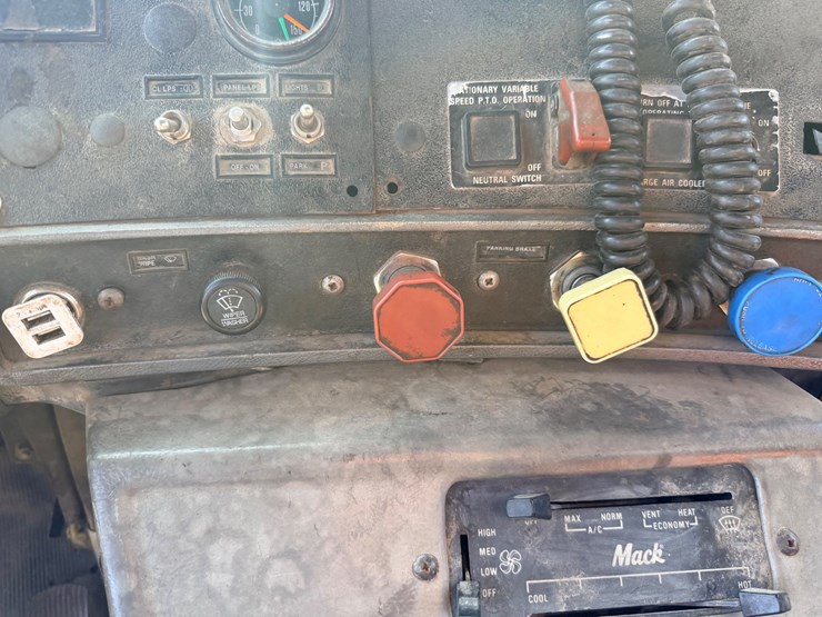 1993-mack-dm690s-image-116
