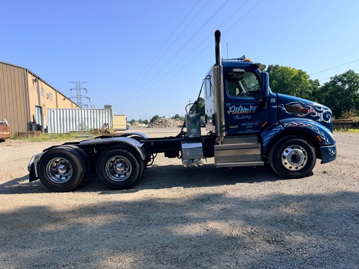 2021-peterbilt-579-image-21