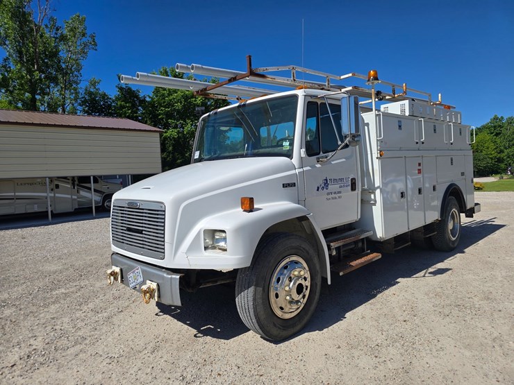 2001-freightliner-fl70-image-3