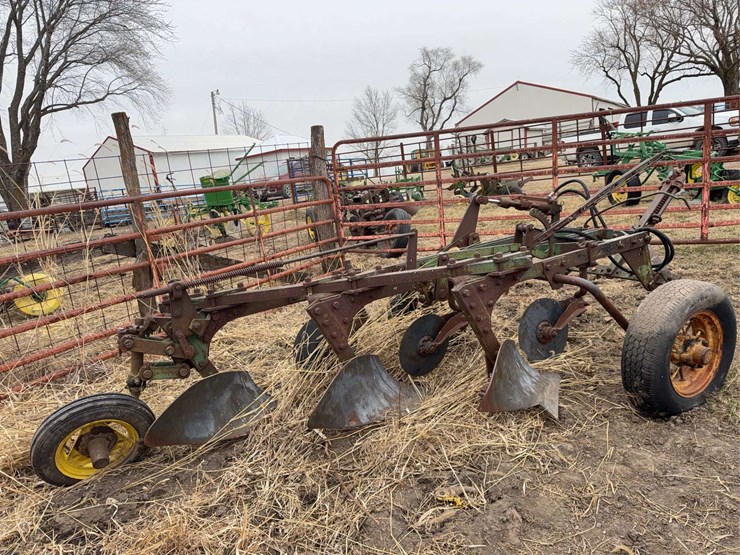 john-deere-pull-type-three-bottom-plow.-image-5