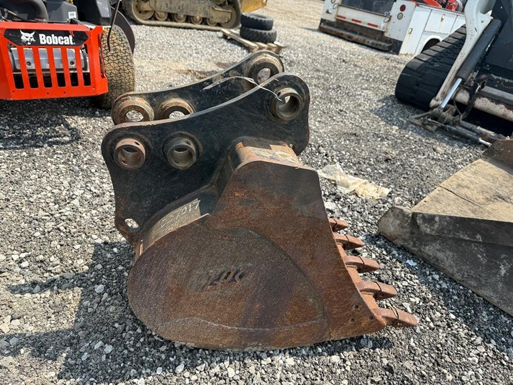 takeuchi-24"-pin-on-bucket-image-4