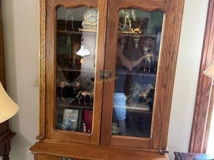 oak-wood-display-cabinet-image-1