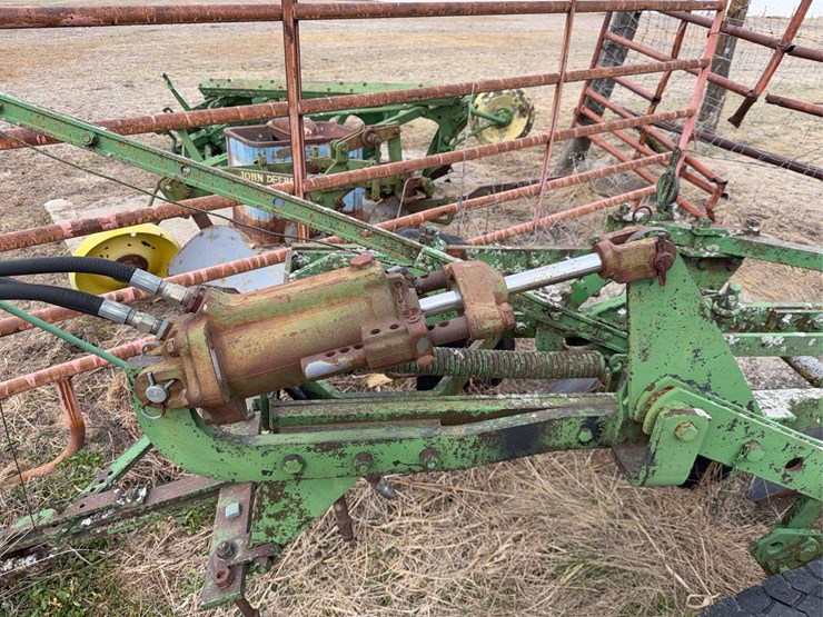 john-deere-pull-type-four-bottom-plow-image-10