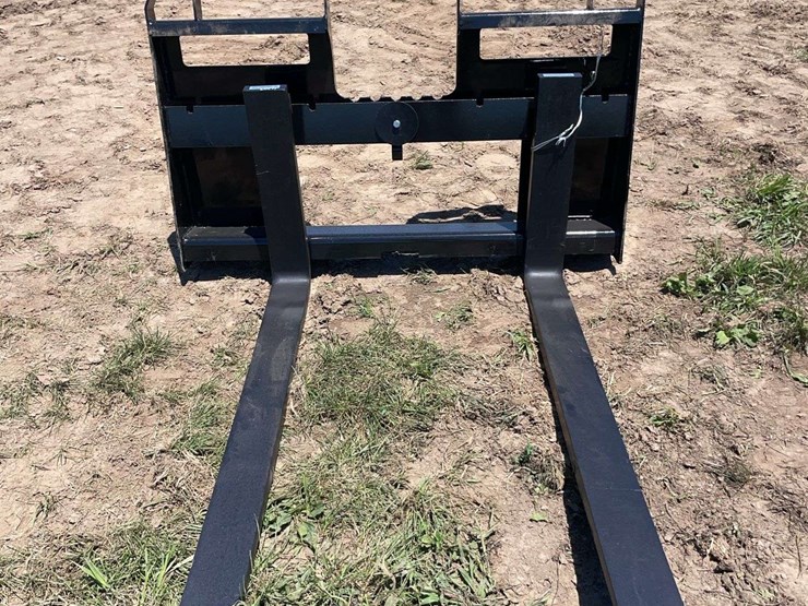 agrotk-skid-steer-pallet-forks.-image-1