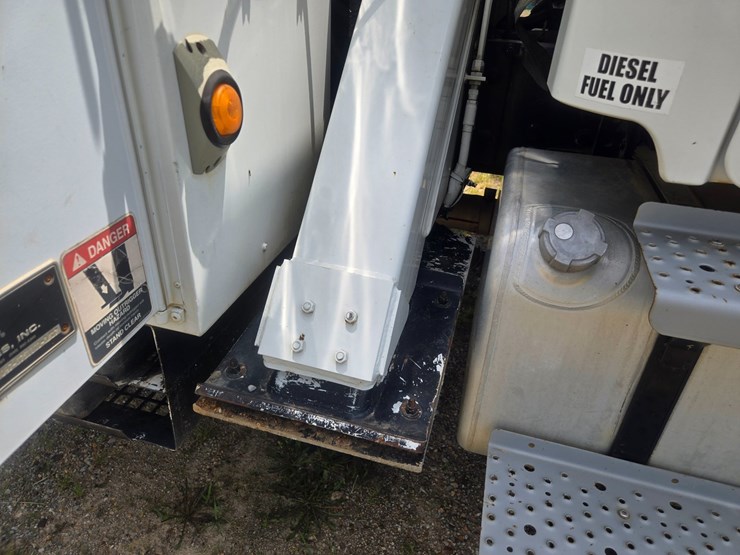 2007-freightliner-m2-106-image-89