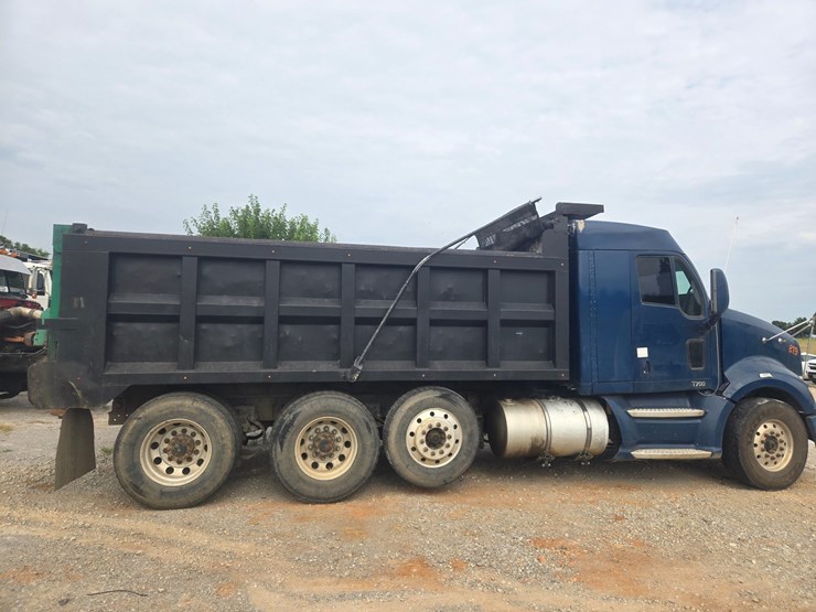 2011-kenworth-t700-image-12