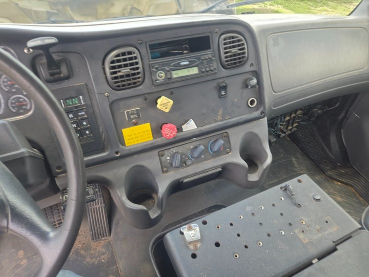 2007-freightliner-m2-106-image-47