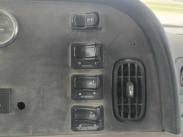 2012-peterbilt-384-image-50