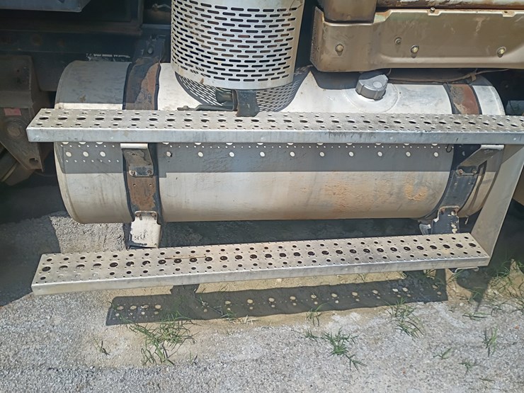 2008-sterling-l9500-image-46