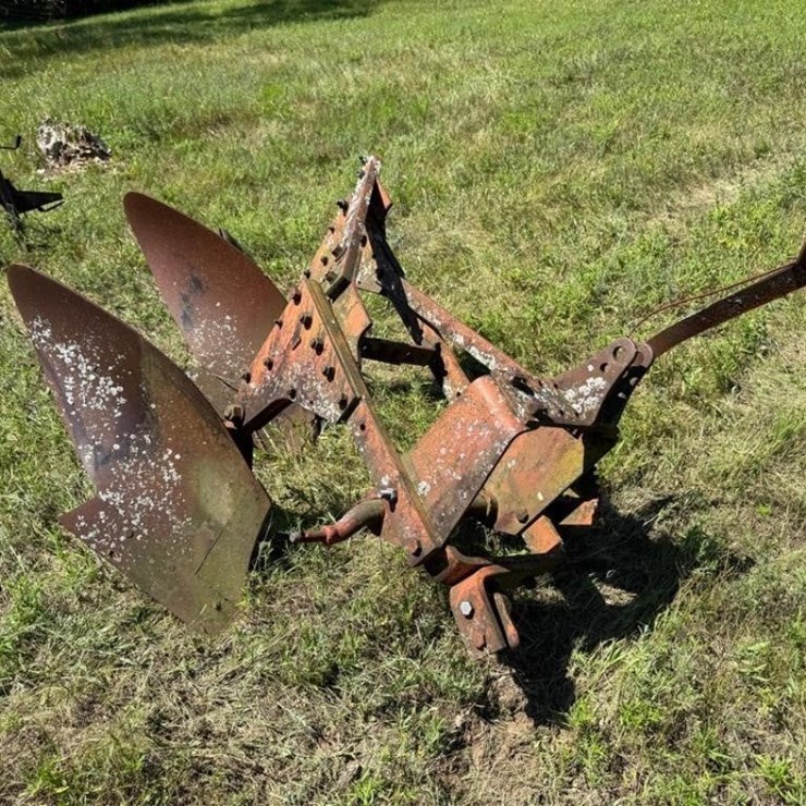 Allis Chalmers 2-bottom Plow