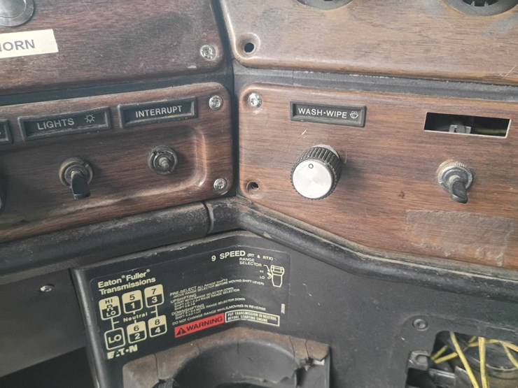 1995-freightliner-fld120-image-50