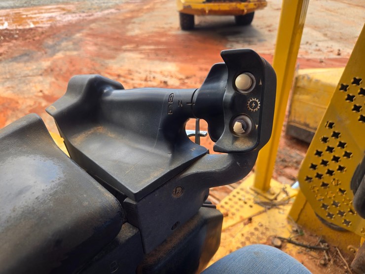 2005-caterpillar-d5n-xl-image-33