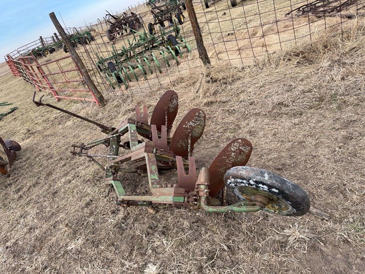 john-deere-three-bottom-three-point-plow-image-4