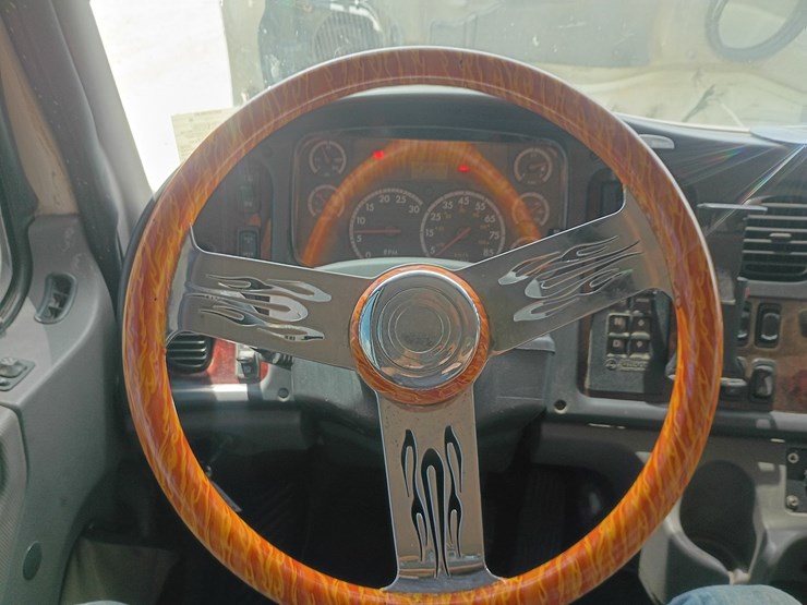2008-freightliner-m2-106-image-53