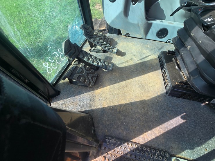 2015-caterpillar-521b-image-37