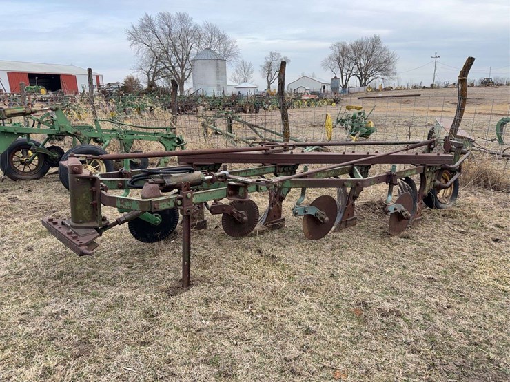 john-deere-pull-type-four-bottom-plow-image-1
