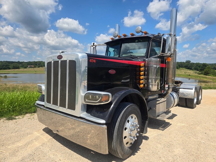 2016-peterbilt-389-image-1