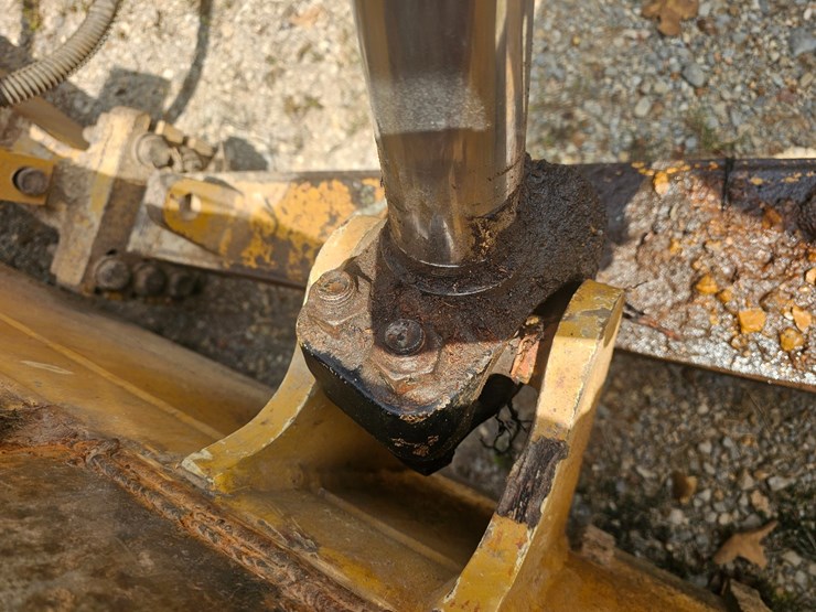 2019-caterpillar-d6-image-90