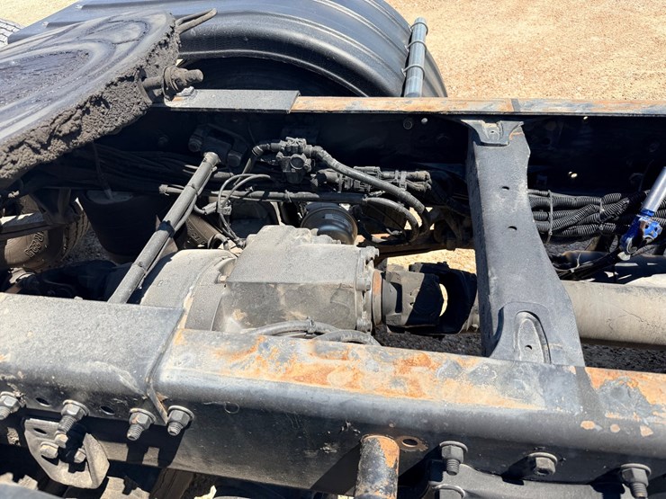 2016-freightliner-122sd-image-54
