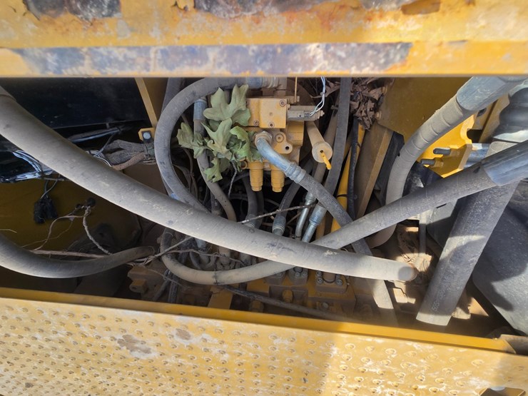 2019-caterpillar-320-image-35