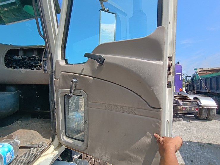 2007-mack-chn613-image-49