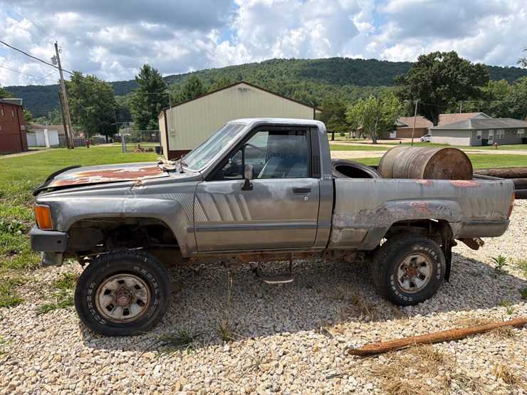 #22709-•-1987-toyota-pickup-truck-(nonrunner)-image-2