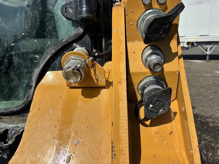 2023-caterpillar-259d3-image-10
