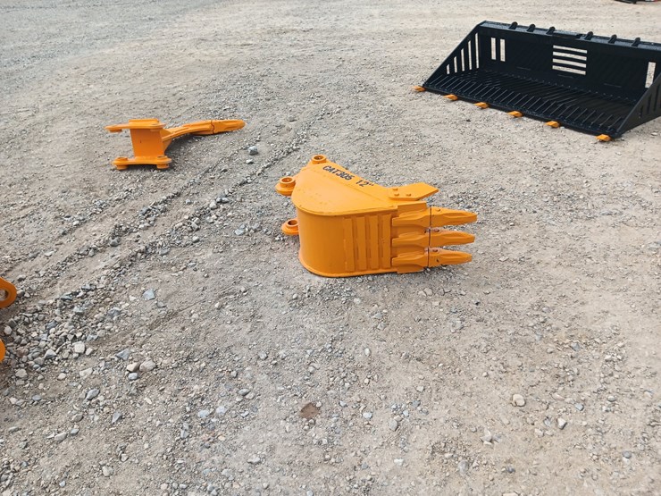 #l75-027-•-future-12"-bucket-excavator-attachment-image-1