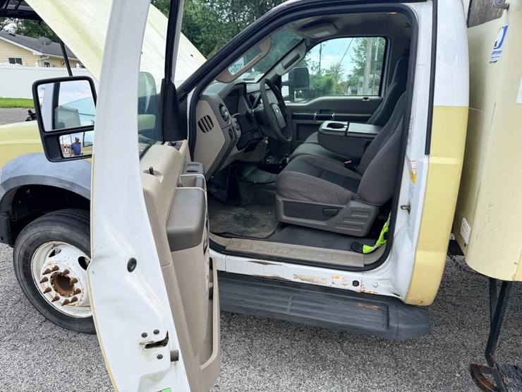 2010-ford-f550-image-47
