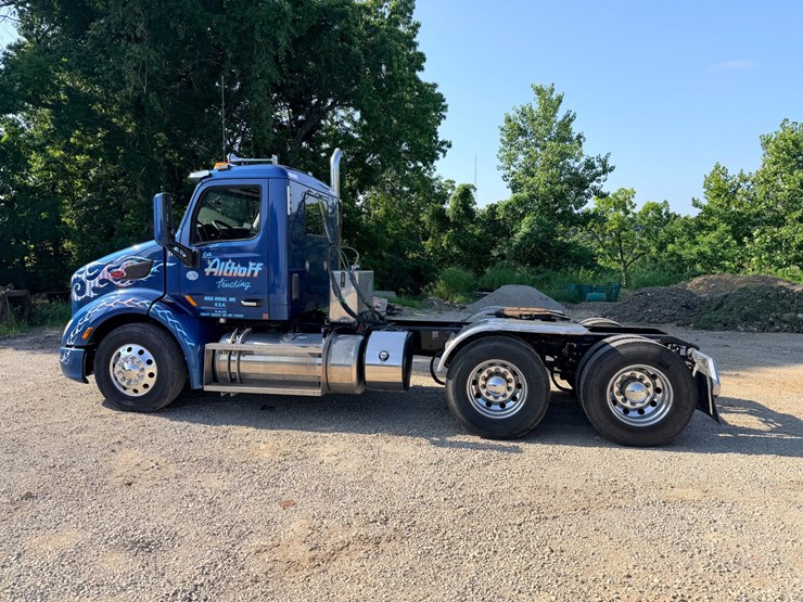 2021-peterbilt-579-image-8
