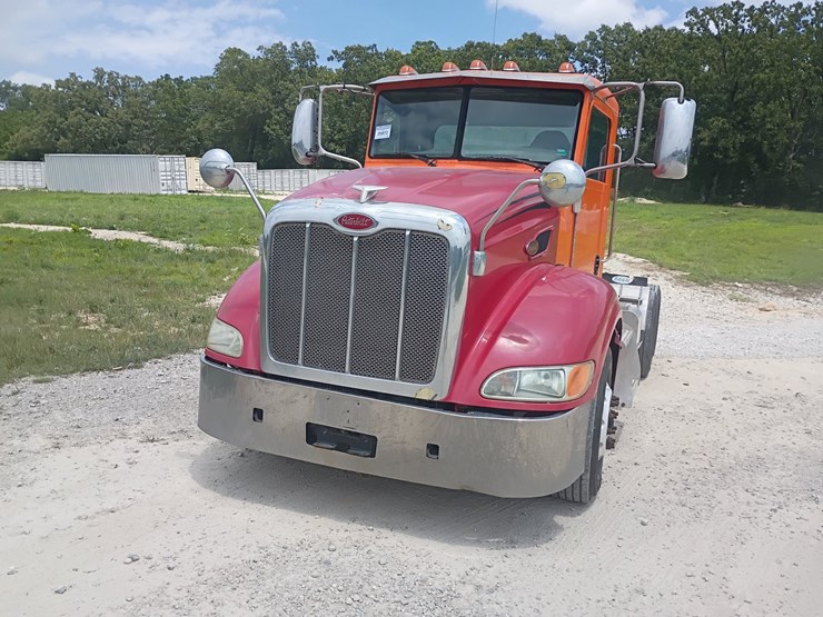 2012-peterbilt-384-image-16