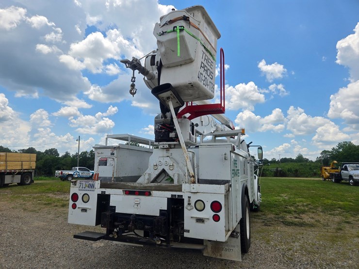 2007-freightliner-m2-106-image-13