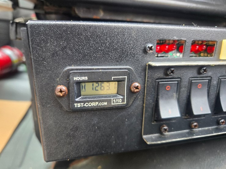 2010-freightliner-m2-106-image-54