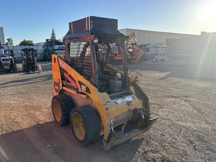 2014-caterpillar-226b3-image-2