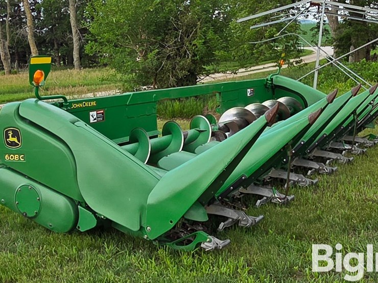 2010-john-deere-608c-image-3