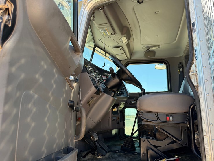2014-peterbilt-367-image-23