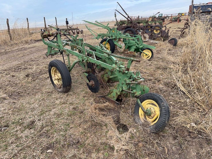 john-deere-pull-type-three-bottom-plow-image-3