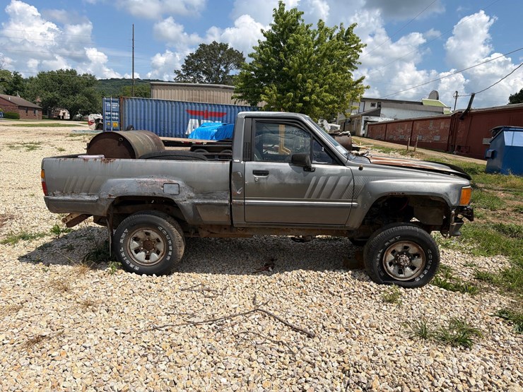 #22709-•-1987-toyota-pickup-truck-(nonrunner)-image-8