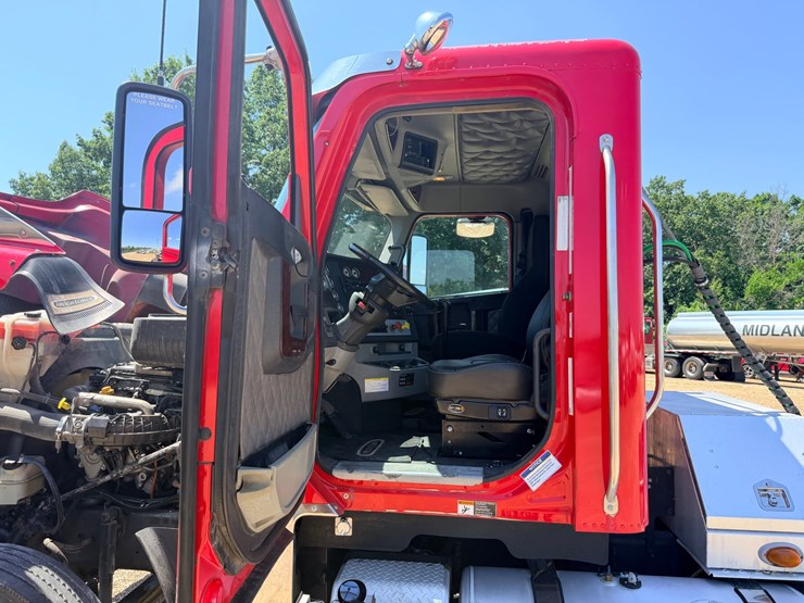 2016-freightliner-122sd-image-87