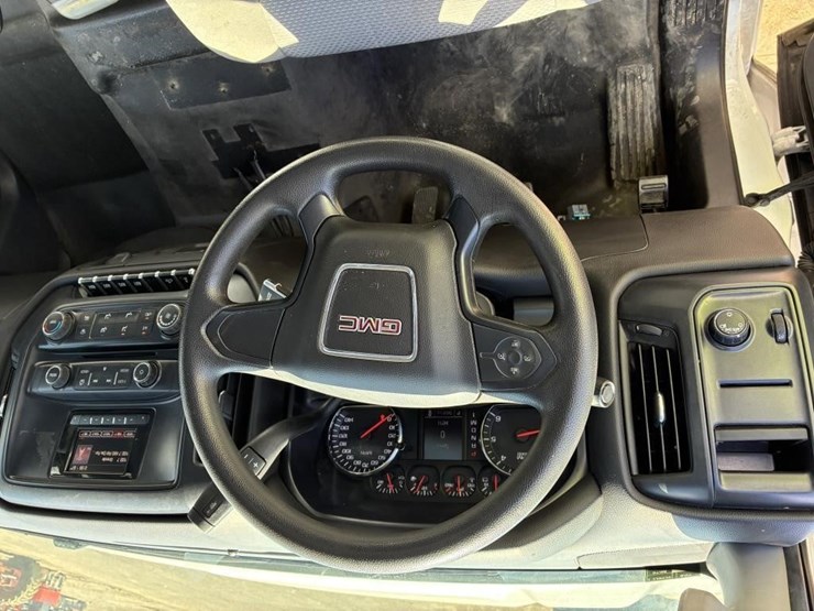 2015-gmc-2500hd-image-17